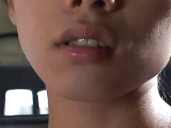 Piccante modello con belle tette piccole Kiara Cole scopa con un dildo di gomma film porno orgia italiana